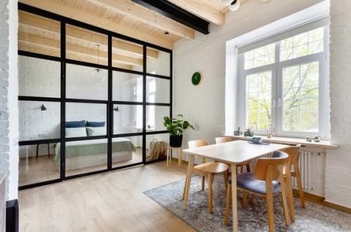 Квартира - студия в которой зоны разделены с помощью стеклянной перегородки. 04