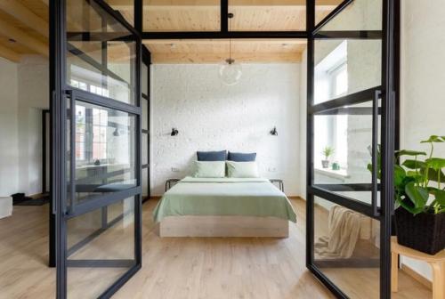 Квартира - студия в которой зоны разделены с помощью стеклянной перегородки. 05