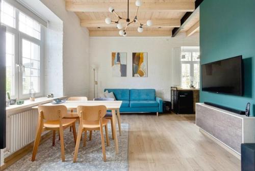 Квартира - студия в которой зоны разделены с помощью стеклянной перегородки. 01