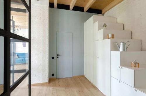 Квартира - студия в которой зоны разделены с помощью стеклянной перегородки. 03