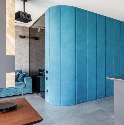 Интерьер квартиры сделан в холодных тонах. 05