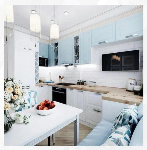 Просторная кухня с нежно-голубыми акцентами. 01