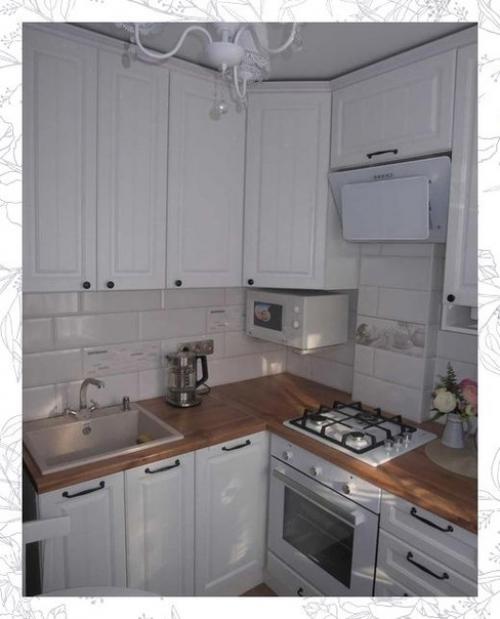 Смотрите, как симпатично смотрится маленькая кухня оформленная в белом цвете. 04