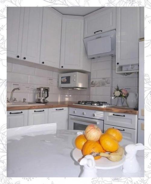 Смотрите, как симпатично смотрится маленькая кухня оформленная в белом цвете. 06