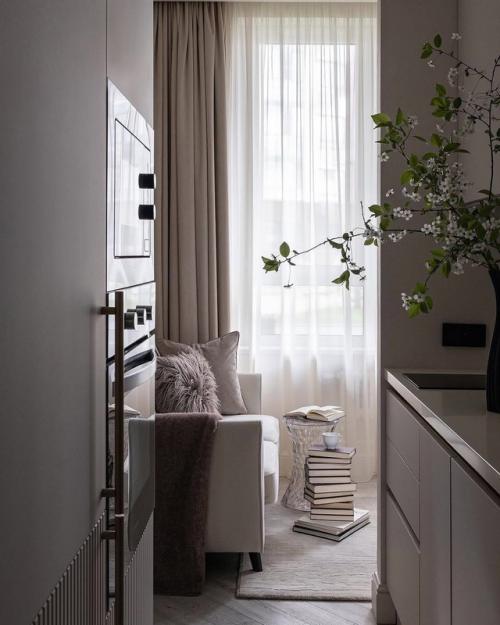 Стильная неоклассика.  Небольшая квартира в стиле неоклассики светлой и элегантной получилась. 01