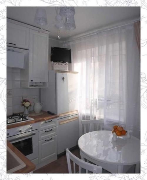 Смотрите, как симпатично смотрится маленькая кухня оформленная в белом цвете. 02