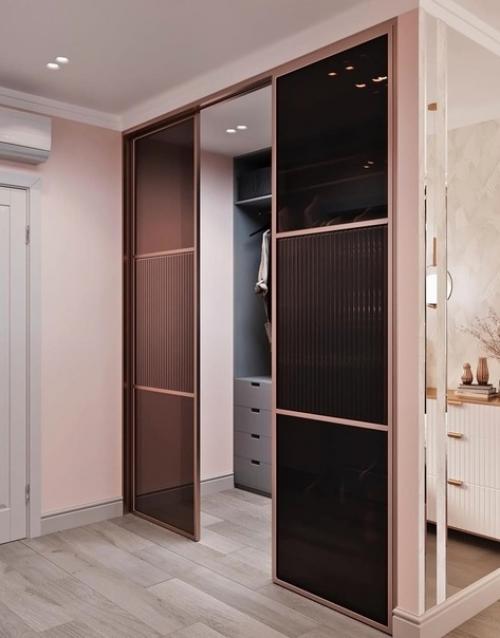 Небольшая гардеробная комната возле спальни. 01