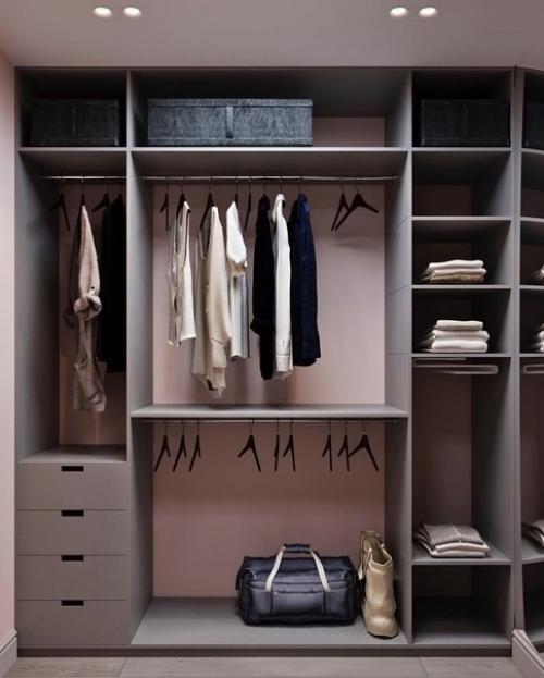 Небольшая гардеробная комната возле спальни. 02