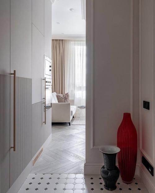 Стильная неоклассика.  Небольшая квартира в стиле неоклассики светлой и элегантной получилась. 09