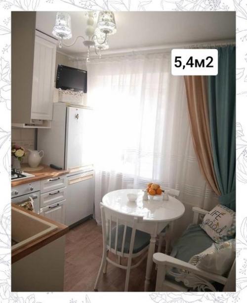 Смотрите, как симпатично смотрится маленькая кухня оформленная в белом цвете.