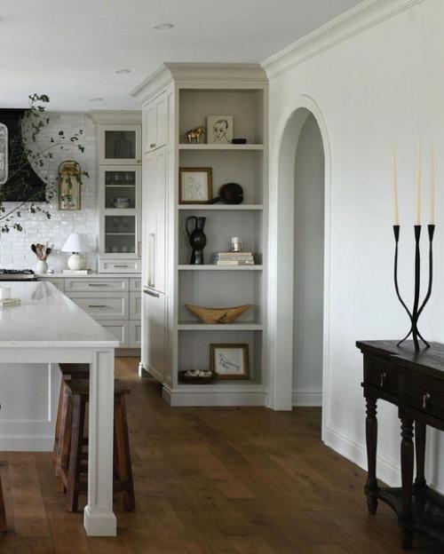 Большая, просторная кухня, которая рассчитана на большую семью. 01