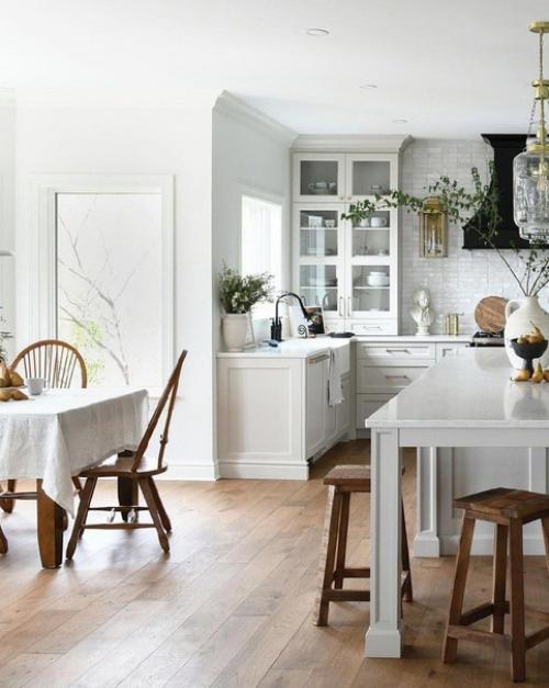 Большая, просторная кухня, которая рассчитана на большую семью. 02