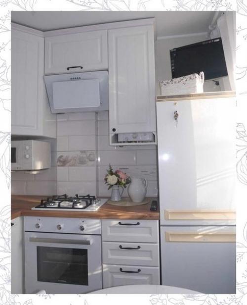 Смотрите, как симпатично смотрится маленькая кухня оформленная в белом цвете. 03