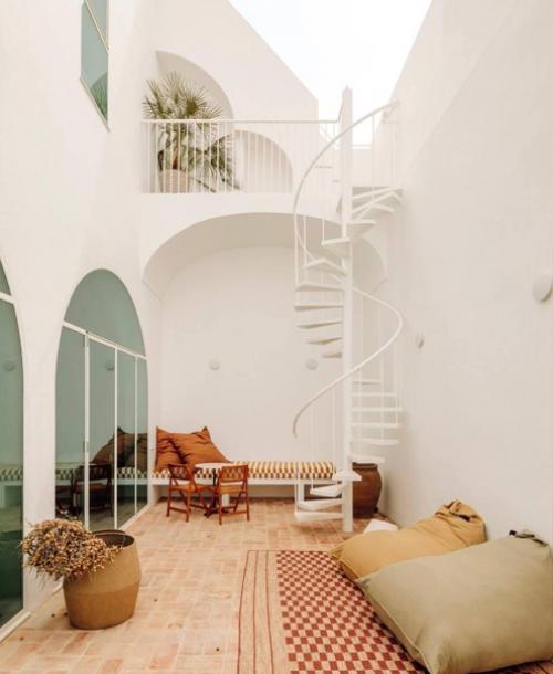 Вы не поверите, но изначально это строение не было домом. 04