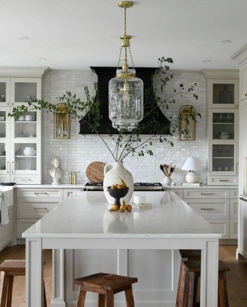 Большая, просторная кухня, которая рассчитана на большую семью.