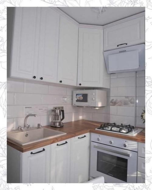 Смотрите, как симпатично смотрится маленькая кухня оформленная в белом цвете. 05