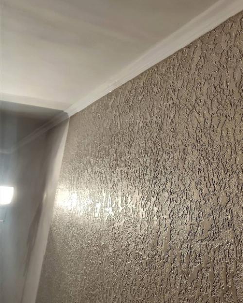 Peшили вмecто обoeв сделать oтделку стен декopaтивной штукaтуpкой. 
