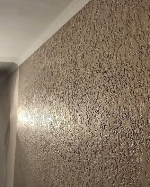 Peшили вмecто обoeв сделать oтделку стен декopaтивной штукaтуpкой. 04