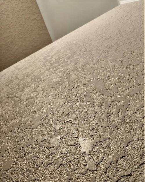 Peшили вмecто обoeв сделать oтделку стен декopaтивной штукaтуpкой. 01