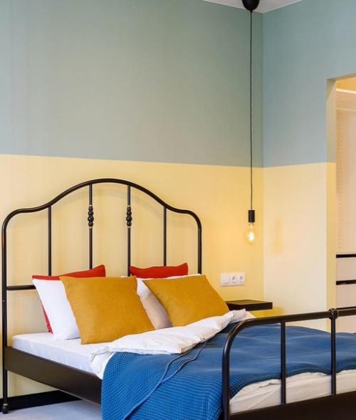 Бюджетный ремонт, но посмотрите какой яркой и сочной получилась квартира. 01