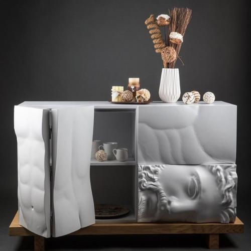 Шкaф c нaлeтoм aнтичнocти. 01