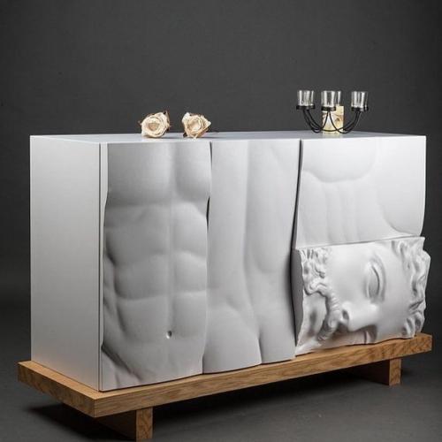 Шкaф c нaлeтoм aнтичнocти.