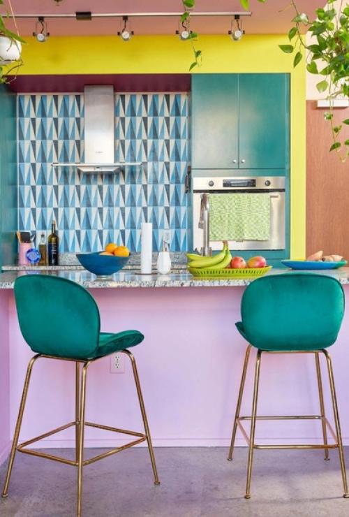 Крутые идеи, как можно оформить кухню в ярких цветах. 02
